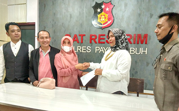 BERDAMAI— Anggota DPRD Kota Payakumbuh Opetnawati berdamai dengan Wildawati yang melaporkan dirinya atas dugaan perselingkuhan.