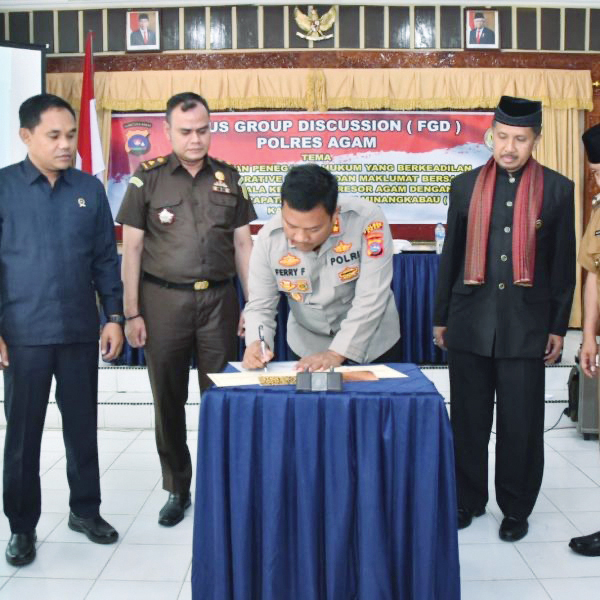 PENANDATANGANAN— Kapolres Agam, AKBP Ferry Ferdian dengan Ketua LKAAM Agam, H Junaidi Dt Gampo Alam Nan Hitam, lakukan penandatanganan MoU untuk mewujudkan penegakan hukum yang berkeadilan melalui Restorative Justice, Selasa (26/7).