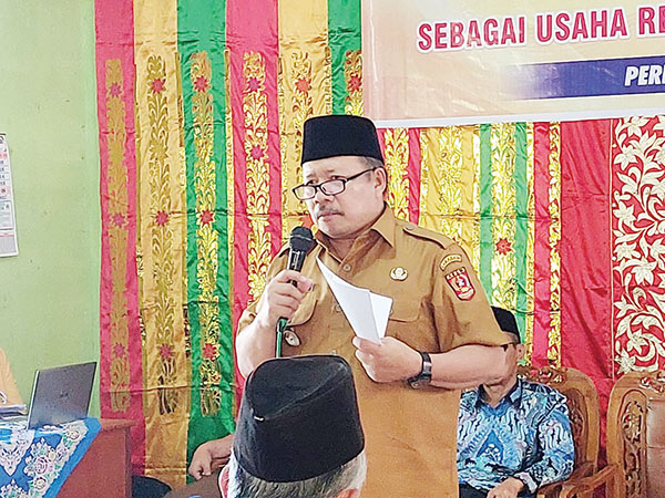 BUKA PELATHAN— Bupati Agam Andri Warman saat membuka pelatihan UMKM dan Koperasi dalam rangka kegiatan Pengabdian oleh Dosen Departemen Pendidikan Ekonomi UNP di Gedung Dakwah Jorong Tanjung Sani.