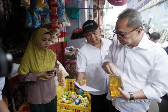 Menteri Perdagangan, Zulkifli Hasan meninjau sejumlah tempat penjualan minyak goreng curah rakyat (MGCR) di beberapa toko kelontong di wilayah Klender, Jakarta, Rabu (22 Juni 2022).
