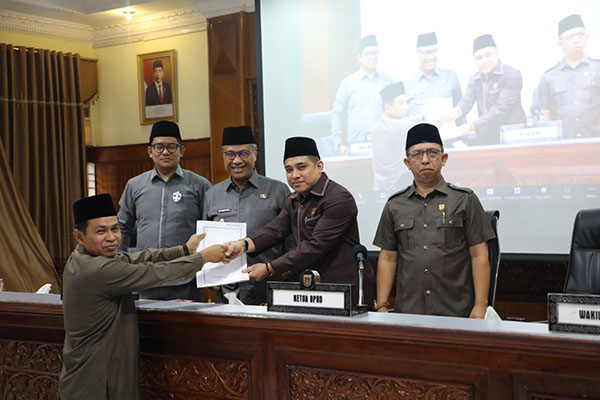 Enam Fraksi DPRD Bukittinggi Sampaikan Pandangan Umum Ranperda Pengelolaan Keuangan Daerah 1 PANDANGAN UMUM— Salah satu dari enam fraksi DPRD Bukittinggi sampaikan pandangan umum terhadap Ranperda Pengelolaan Keuangan Daerah, Senin (18/7).