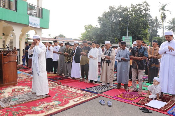 Wakil Wali Kota Erwin Yunaz mengimami salat Idul Adha di Masjid Al Hidayah di Kelurahan Padang Tangah Payobadar, Kecamatan Payakumbuh Timur, Minggu (10/7).
