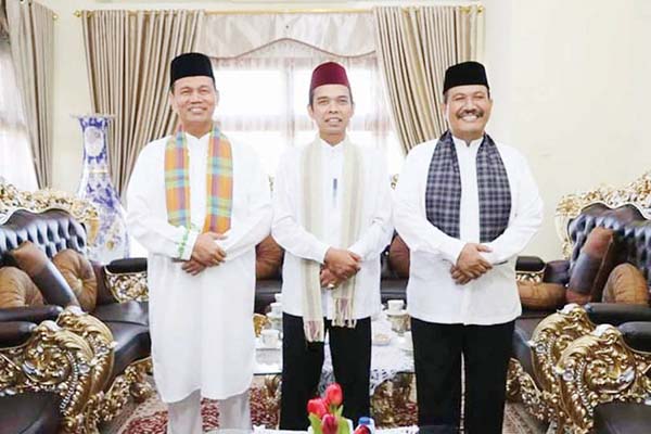 Ketua DPRD Fitri Nora Pimpin Sidang HUT Kota Pariaman, Semua Pihak Terlibat dalam Membangun Daerah 1 FOTO BERSAMA— Foto bersama Wako dan Wawako Pariaman bersama Ustaz Abdul Somad.