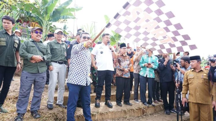 Lepas Tim Ekspedisi Sungai Batanghari, Sutan Riska Ungkit Kejayaan Dharmasraya di Masa Lalu 1 LEPAS—Ketua APKASI/ Bupati Sutan Riska Tuanku Kerajaan, bersama Direktur Perlindungan Kebudayaan, Irini Dewi Wanti, Direktur Perfilman, Musik dan Media Baru, Ahmad Mahendra, dan Direktur Pembinaan Tenaga dan Lembaga Kebudayaan, Yudi Wahyudi saat melepas Tim Ekspedisi Menyisir Sungai Batanghari.