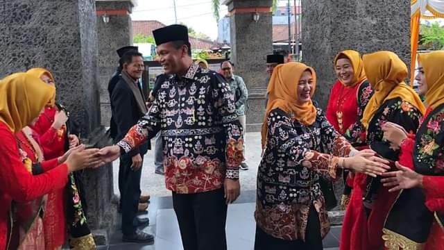 Di Balik Pelantikan DPW PKDP Bali, Ajak Investor Bangun Kampung dan Kunjungi Objek Wisata 1 SALAM—Wako Genius Umar salaman saat pelantikan pengurus PKDP di Bali.
