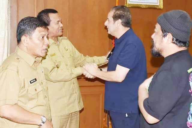 Majukan Daerah Pariaman Sesuai Visi dan Misi, Investor Italia Datang Bangun Hotel dan Tata Pulau Tangah 1 INVESTOR— Genius Umar bersama investor dari Italia.