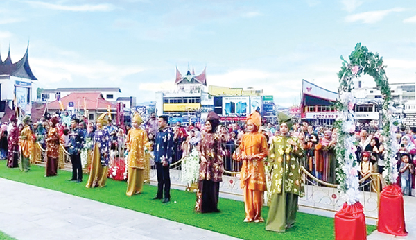 Fashion Week ala busana adat di Jam Gadang