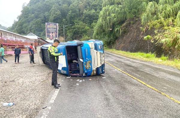 Bus Jasa Malindo Tabrak Motor hingga Terbalik, 8 Orang Luka-luka 1 BUS TERBALIK— Kondisi bus bermerek Jasa Malindo terbalik di jalan lintas jorong Lubuk Selasih, Nagari Batang Barus Kecamatan, Gunung Talang, Kabupaten Solok.