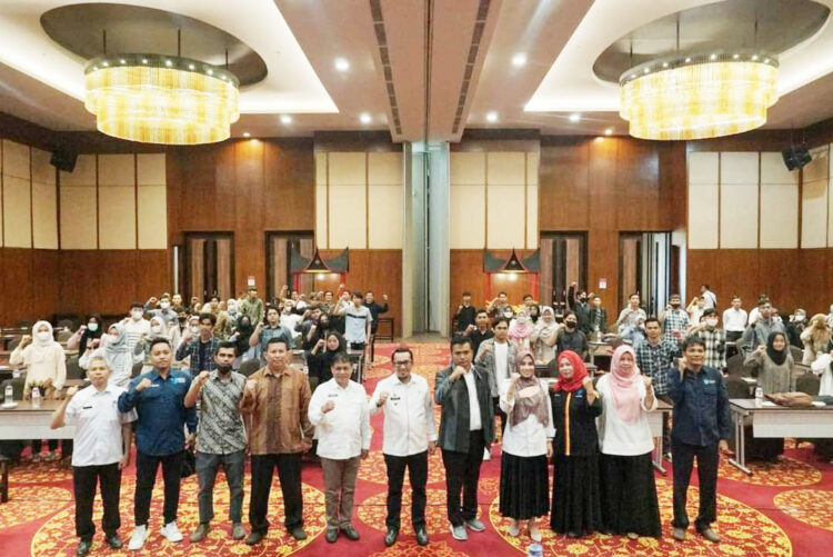 Bupati Tanah Datar Eka Putra, SE. M.M resmi membuka kegiatan Vocational School Graduate Academy (VSGA) dari BBPSDMP Kominfo Medan bagi 75 peserta untuk tiga skema pelatihan yakni Junior Web Developer, Video Editor dan Data Management Staff, di Grand Ballroom, Emersia Hotel and Resort, Rabu (13/7).