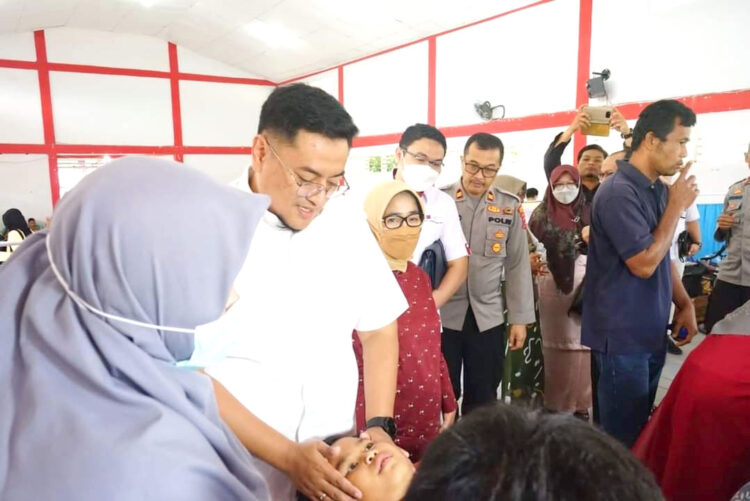 SUNATAN MASSAL—Wakil Bupati Tanah Datar Richi Aprian, SH. MH mengusap kepala salah seorang peserta sunat massal.