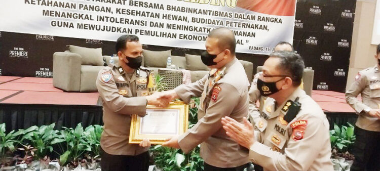 PENGHARGAAN—Bhabinkamtibmas Nagari Sintuak Kecamatan Sintuak Toboh Gadang Kabupaten Padangpariaman Aiptu Roy Martin mendapat penghargaan dari Wadir Binmas Polda Sumbar AKBP Zamrony Wibowo.