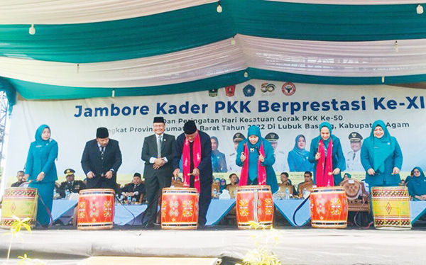 TABUH GENDANG— Gubernur Sumbar Mahyeldi menabuh gendang membuka resmi acara Jambore Kader PKK berprestasi tingkat Provinsi Sumbar 2022 yang dilaksanakan di Gor Rang Agam Lubuk Basung.