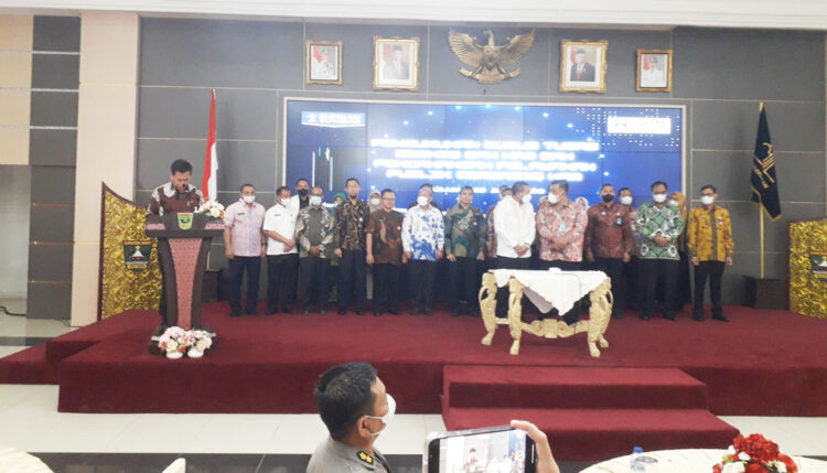 PENGUKUHAN GUGUS TUGAS— Dirjen HAM RI Mualim Abdi memberikan sambutan sekaligus mengukuhkan Gugus Tugas Bisnis dan HAM di Istana Gubernur Sumbar, Jumat (22/7).