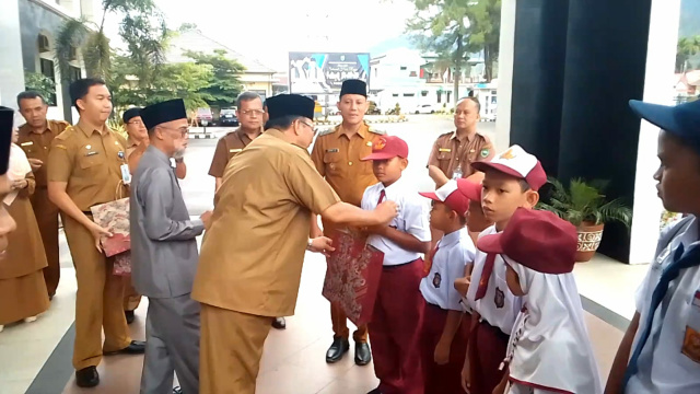 Guna mewujudkan Pasaman cerdas, Badan Amil Zakat (BAZNAS) Kabupaten Pasaman menyalurkan bantuan bagi siswa yang kurang mampu sebesar Rp 880 juta.