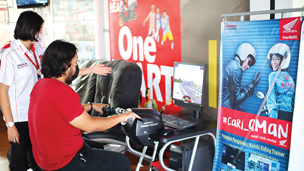 Menara Agung Hadirkan Honda Riding Trainer, Belajar Cari Aman Bekendara 1 HRT—Salah satu konsumen sepeda motor Honda saat mencoba menggunakan Honda Riding Trainer di main dealer PT Menara Agung.