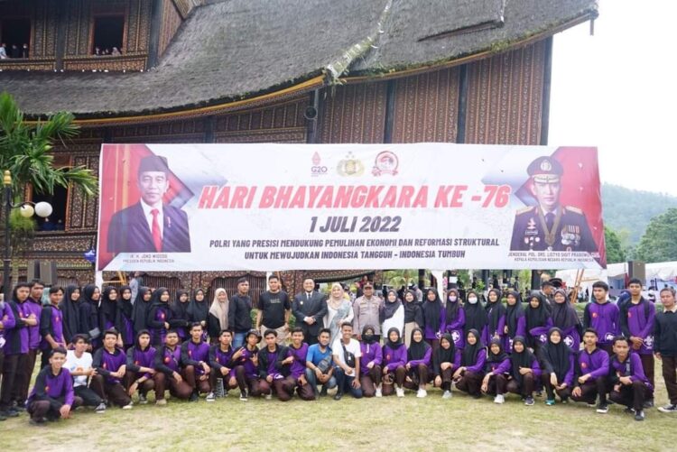 HUT Bhayangkara Ke 76 Dipusatkan di Istano Basa Pagaruyung, Wabup Ucapkan Terimakasih 1 FOTO BERAMA—Kapolda bersama pejabat utama Pooda Sumbar foto bersama di Istano Pagaruyung.