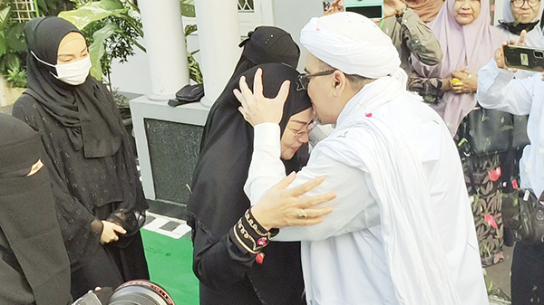 Setelah Bebas Bersyarat, Habib Rizieq Langsung Sebut Nama Istri 1 CIUM— Habib Rizieq mencium kening istrinya, Syarifah Fadhlun Yahya setelah bebas bersyarat.
