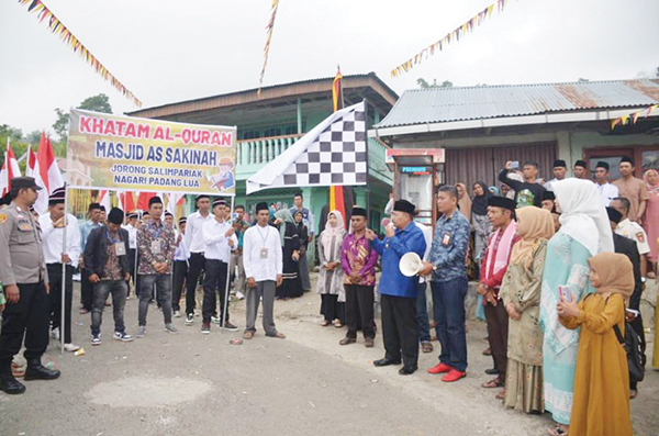 LEPAS ARAKAN— Bupati Agam Andri Warman saat melepas arakan pesertas khatam Al-Quran Masjid As Sakinah Salimpariak Padang Lua, Kecamatan Banuhampu, Minggu (24/7).