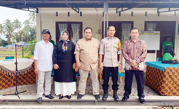 FOTO BERSAMA— Verry Mulyadi berfoto dengan Ketua LPM Batu Gadang terpilih 2022-2025 Helmy Yetty dan calon lainnya usai membuka pesta demokrasi pemilihan ketua LPM Kelurahan Batu Gadang periode 2022-2025, Minggu (17/7) lalu.