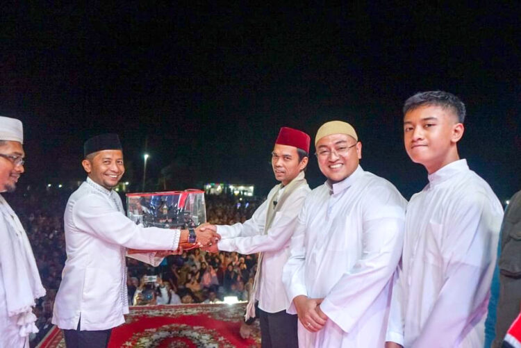 Hadirkan Ustaz Abdul Somad (UAS), Tabligh Akbar di Rambatan Dipenuhi Ribuan Masyarakat 1 TERIMA CENDERA MATA— Ustaz Abdul Somad (UAS) menerima cendera mata dari panitia pelaksana.