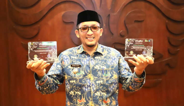 TERIMA PENGHARGAAN— Wali Kota Padang Hendri Septa menerima dua penghargaan dari Universitas Indonesia.