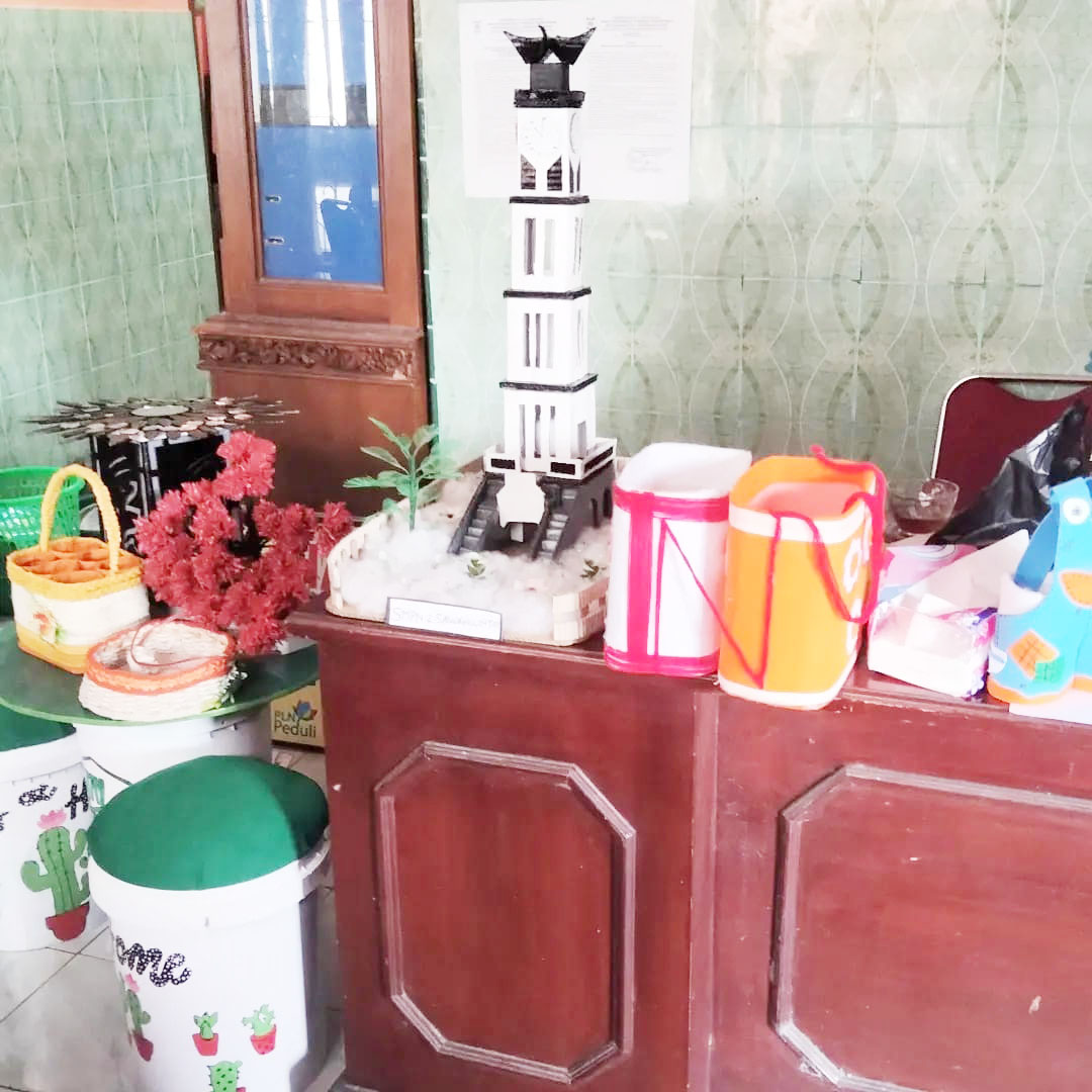 Hasil Daur Ulang Sampah untuk memeperingati Hari Lingkungan Hidup.