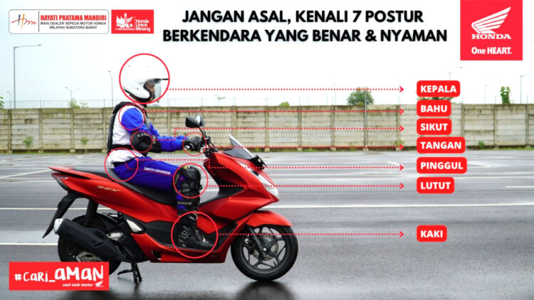 POSTUR BERKENDARA—Dwi Oktawijaya selaku Instruktur Safety Riding Astra Honda Motor memperagakan postur berkendarayang baik.