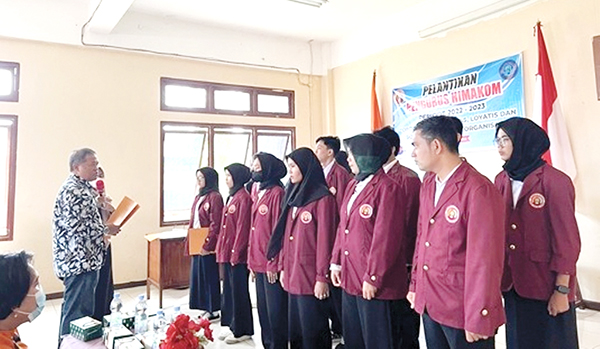 PELANTIKAN— Dekan Fisipol Unes Sumartono tengah melantik pengurus Himakom Periode Tahun 2022-2023.