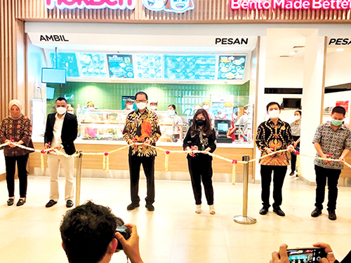 TOKO KE-300— General Manager Marketing Hokben Luki Fransisca, Komisaris Utama Hendra Arifin menggunting pita tanda diresmikannya gerai ke-300 Hokben di Transmart, Kamis (30/6). Hokben menawarkan berbagai layanan, mulai dari dine in, take away, delivery, drive in, dan drive thru.