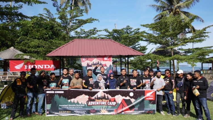 FOTO BERSAMA— Peserta Honda Bikers Adventure Camp foto bersama di Sungai Pisang, Teluk Kabung, Kec. Bungus Kota Padang setelah sebelumnya melakukan touring menempuh jarak 30 meter dengan start dari Main Dealer PT.Hayati Pratama Mandiri Jalan Pemuda.