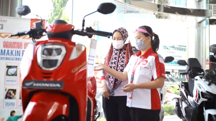 Promo Juli Menara Agung, Beli Honda Genio Dapat Potongan Tenor 2 Bulan 1 LAYANI KONSUMEN— Sales Marketing Menara Agung tengah melayani konsumen saat pembelian Honda Genio di showroom Jalan Veteran.