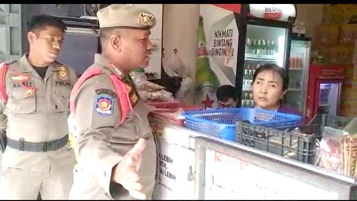 DITEGUR— Petugas Satpol PP menegur pemilik hewan peliharaan di kawasan Pondok, Kecamatan Padang Selatan, Kamis (30/6). Kotoran dari hewan peliharaan tersebut terindikasi sudah mencemari lingkungan setempat.