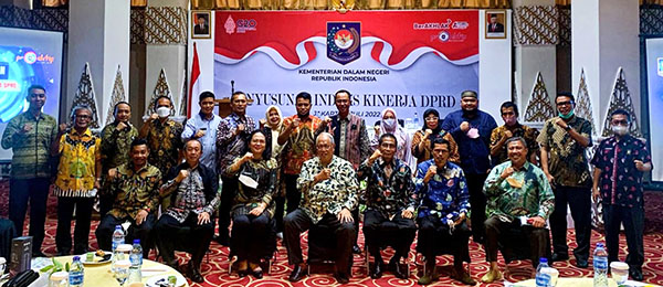 Kemendagri--Sekretaris DPRD Sumbar Raflis bersama sejumlah narasumber lain di Kemendagri.