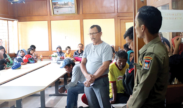 BERTEMU KASAT— Para PKL dengan membawa anak-anak mereka mendatangi langsung Kasat Pol PP Mursalim, Selasa (5/7). Pedagang berharap dibolehkan untuk berjualan di bibir pantai dengan aturan-aturan yang diberikan Satpol PP Kota Padang nantinya.