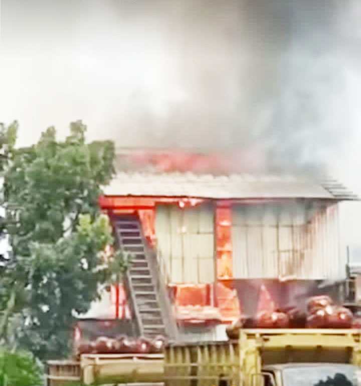 Stasiun Rebusan Kepala Sawit di Pabrik PTPN VI Pasbar Terbakar 1 PABRIK TERBAKAR—Kebakaran terjadi di pabrik milik PTPN VI, Jorong Sariak, Nagari Koto Baru, Kecamatan Luhak Nan Duo, Pasbar, Sabtu (9/7).