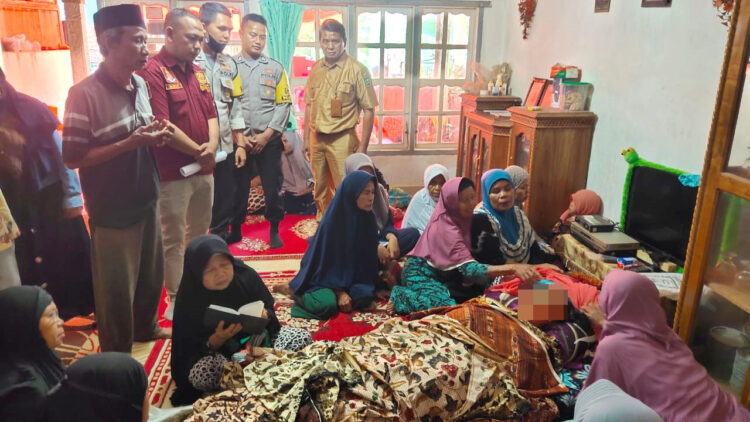 DITEMUKAN TEWAS— Seorang wanita di Dusun Koto Panjang, Kecamatan Kupitan ditemukan tewas tergeletak di pinggir sungai.
