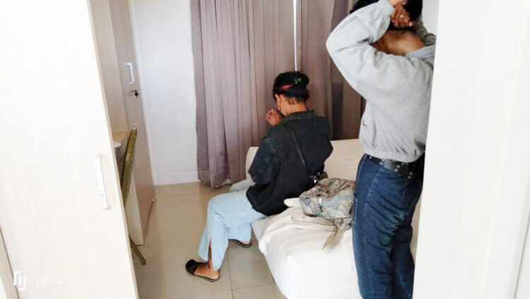 DIAMANKAN PETUGAS— Dua wanita muda dan dua pria yang diduga mucikari digiring petugas Satpol PP di Mako Satpol PP, Selasa (12/7) malam, setelah dilakukan razia di salah satu hotel di kawasan Gunung Pangilun.