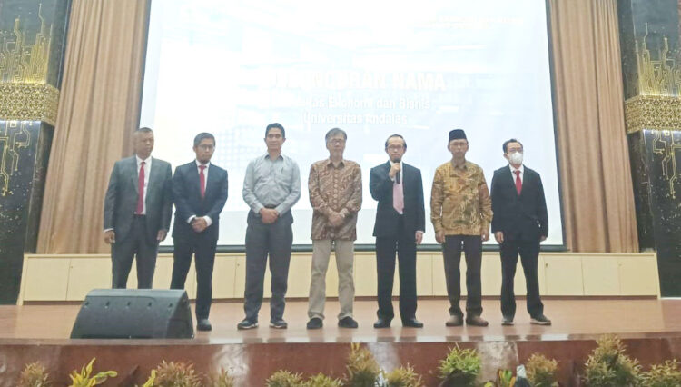 Foto bersama— Pihak Rektorat Unand dan pihak dekanat FEB Unand foto bersama usai peluncuran FEB Unand, Kamis (14/7) di convention hall kampus Unand.