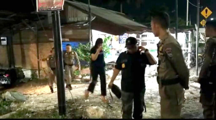 DIAMANKAN PETUGAS— Petugas menggiring satu wanita dan empat pria yang hampir tiap malam kumpul hingga tengah malam dan membuat kegaduhan di kawasan jalan Simpang Taratak Paneh, Kecamatan Kuranji, Kamis (14/7) dinihari WIB.