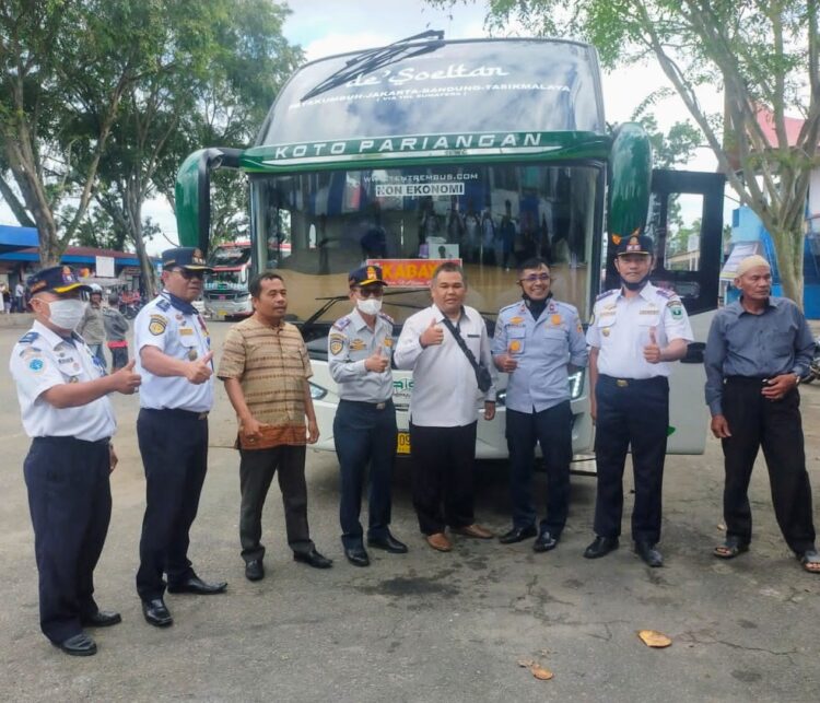 SURVEI JASA ANGKUTAN— Kepala Dishub Sumbar, Heri Nofiardi berfoto bersama petugas dan pengemudi AKAP.