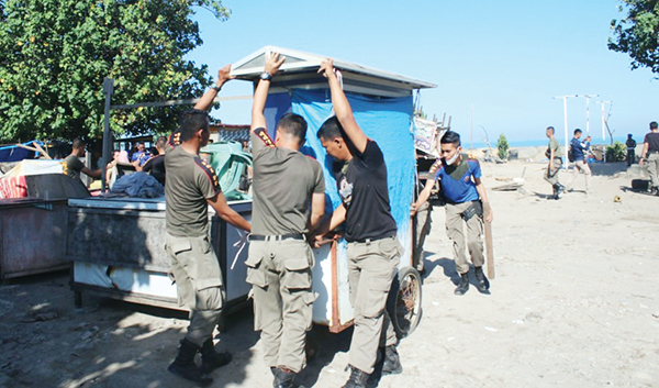 LAPAK PKL DIBONGKAR— Petugas Satpol PP Kota Padang melakukan penertiban dan membongkar lapak-lapak PKL di Pantai Muaro Lasak, Senin (18/7). Sekda Andree Algamar ikut menyaksikan pembongkaran lapak sebagai bentuk komitmen Pemko menjadikan kawasan Pantai Padang yang bersih, aman dan nyaman untuk wisatawan.