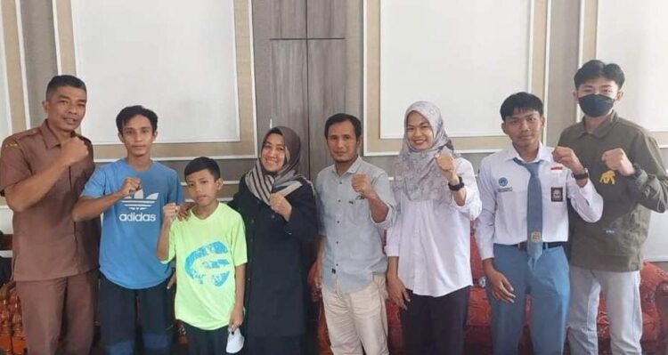 Lima Atlet Panjat Tebing Sawahlunto Ikuti Climb UPP Boulder Session di Bengkulu 1 FOTO BERSAMA—Ketua FPTI Kota Sawahlunto Eka Wahyu bersama pengurus lainnya foto bersama 5 atlet FPTI Sawahlunto yang akan mengikuti kejuaraan Climb UPP Boulder Session di Venue boulder Mahutapala Universitas Pat Petulai Rejang Lebong Bengkulu.