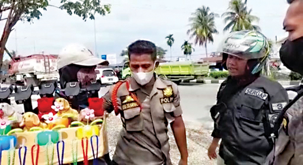 Merasahkan dan Membahayakan Pengendara, Pedagang Asongan dan Pengamen Lampu Merah Balaibaru Ditertibkan 1 PENERTIBAN— Tim Sergap Satpol PP Kota Padang melakukan penertiban terhadap pengamen dan pedagang asongan sekitaran lampu merah simpang Balaibaru, Kuranji, Selasa (19/7).