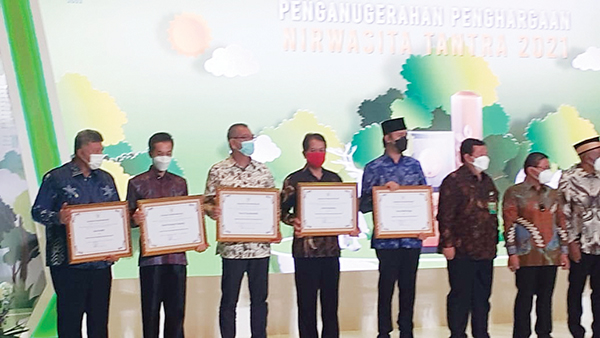 TERIMA—Diserahkan Wakil Menteri LHK, Dr. Alue Dohong atas nama Presiden RI, langsung diterima Kepala Dinas Perumahan, Kawasan Permukiman dan Lingkungan Hidup (Perkim LH), Alvi Sena, M.T.