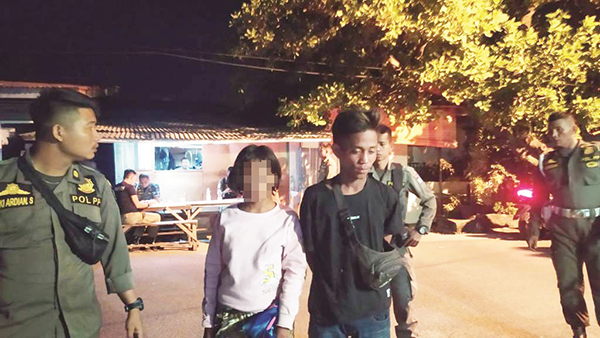 Tengah Malam, Siswi SD Kedapatan Bermesraan di RTH Imam Bonjol 1 DIAMANKAN WARGA— Siswi SD (15) bersama teman prianya DA (19), diamankan warga dan langsung diserahkan ke Satpol PP Padang setelah kedapatan berbuat asusila di kawasan RTH Imam Bonjol, Selasa (19/7) malam.