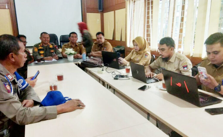 PENGGUNAAN KTP DIGITAL— Kepala Disdukcapil Kota Padang Teddy Antonius dan jajaran mendatangi Mako Satpol PP, Senin (25/7) untuk melakukan sosialisasi program memiliki KTP Digital, karena sebagai contoh bagi masyarakat.