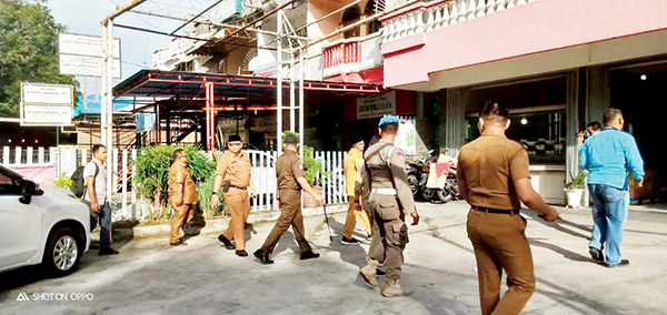 LAKUKAN PEMERIKSAAN— Wali kota Padang Hendri Septa didampingi Sekda Andree Algamar melakukan pemeriksaan ke rumah makan yang disinyalir sering mematikan tapping box, Selasa (26/7) sore.