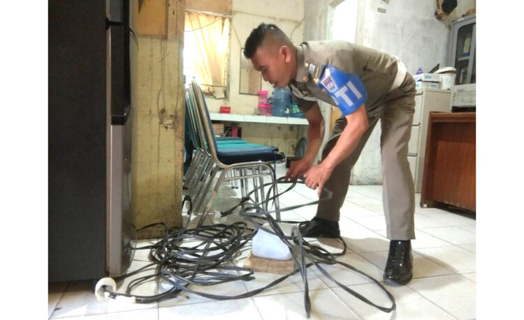 KABEL LISTRIK— Dinilai membahayakan, kabel listrik yang dipasang tanpa safety di kawasan bibir pantai Cimpago, diamankan oleh Satpol PP Padang, Rabu (27/7).