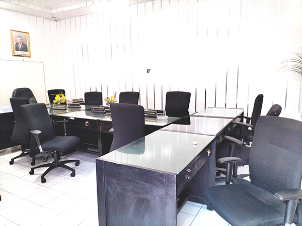 DITINGGAL PERGI— Sejumlah ruangan komisi, fraksi dan pimpinan DPRD terlihat kosong, Selasa (12/7). Kemarin, anggota DPRD berangkat kunker ke Bandung terkait KUA-PPAS Tahun Anggaran 2023.