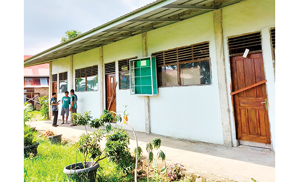 PENYEGELAN SEKOLAH— Warga di di RT V RW VII, Desa Gunung Sangku, Kelurahan Kurao Pagang, Kecamatan Nanggalo menyegel bangunan sekolah Yayasan Insan Genia Indonesia Boarding School, Minggu (24/7).